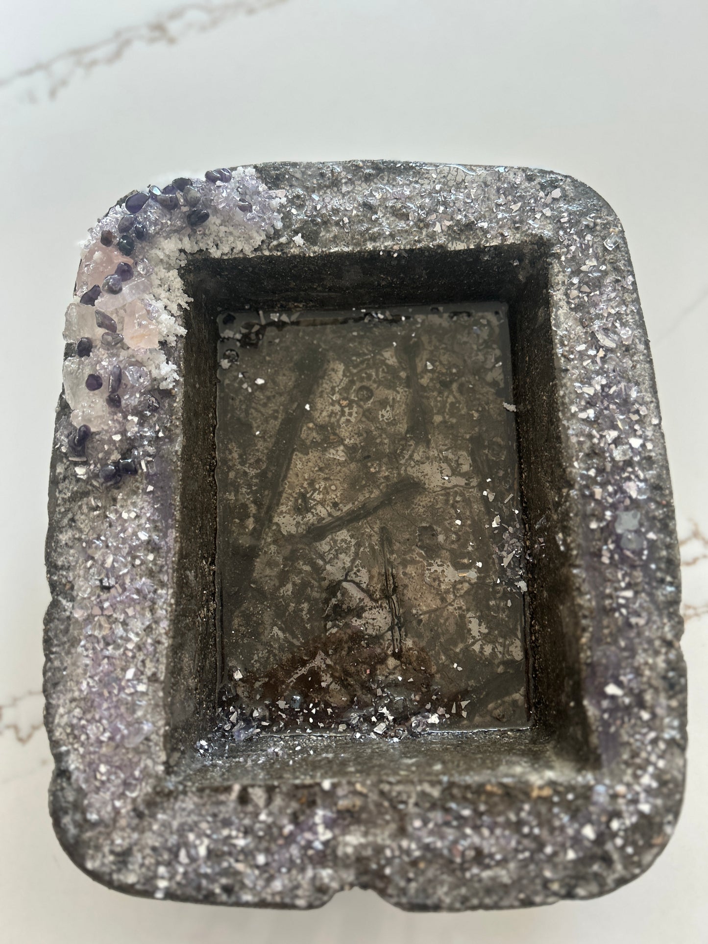Concrete Heavy Tray with Amethyst stones and Rose Quarts