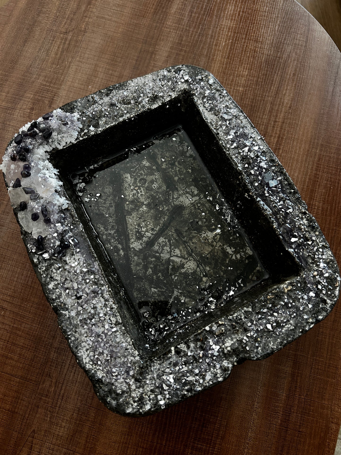 Concrete Heavy Tray with Amethyst stones and Rose Quarts