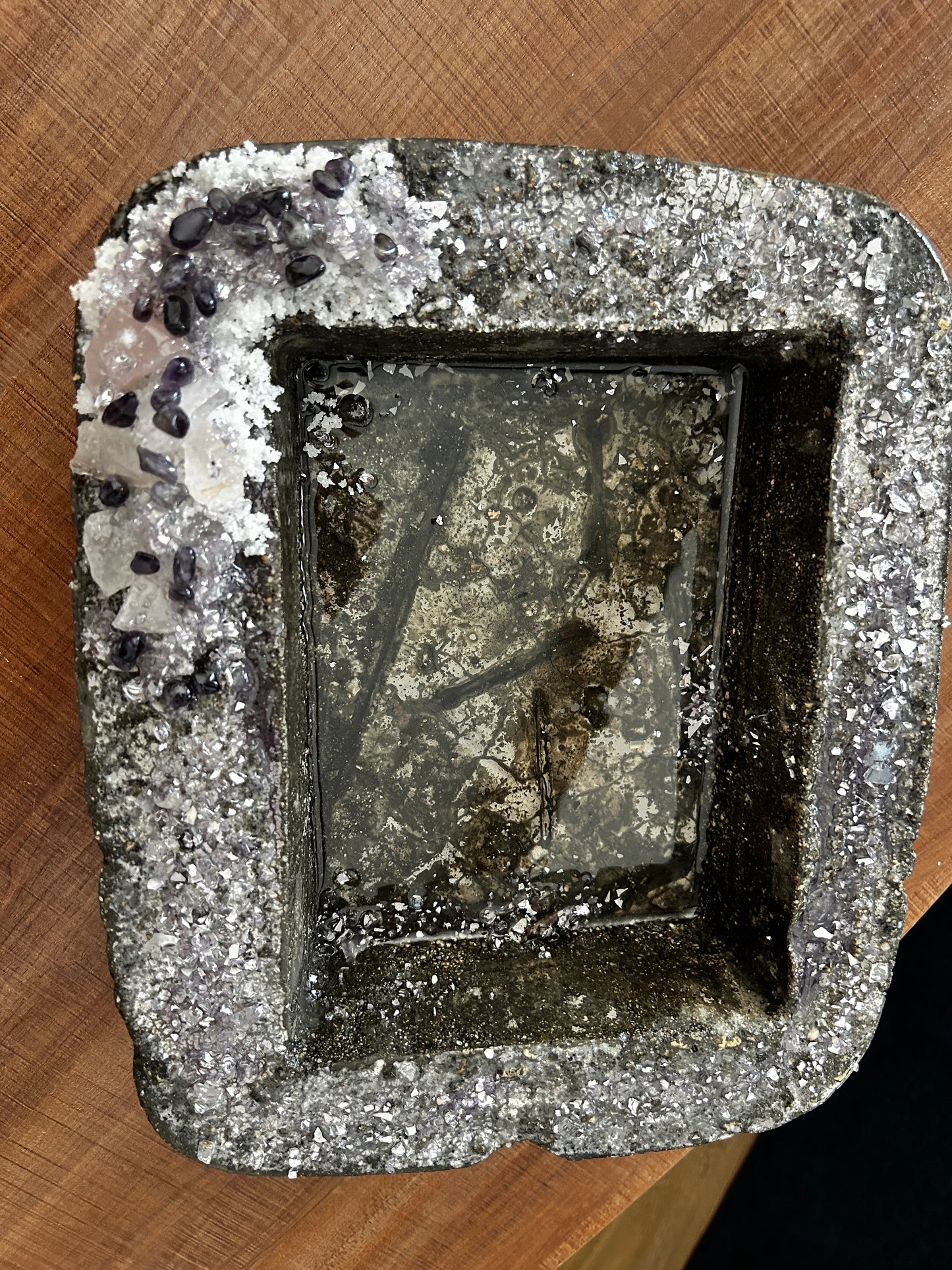 Concrete Heavy Tray with Amethyst stones and Rose Quarts